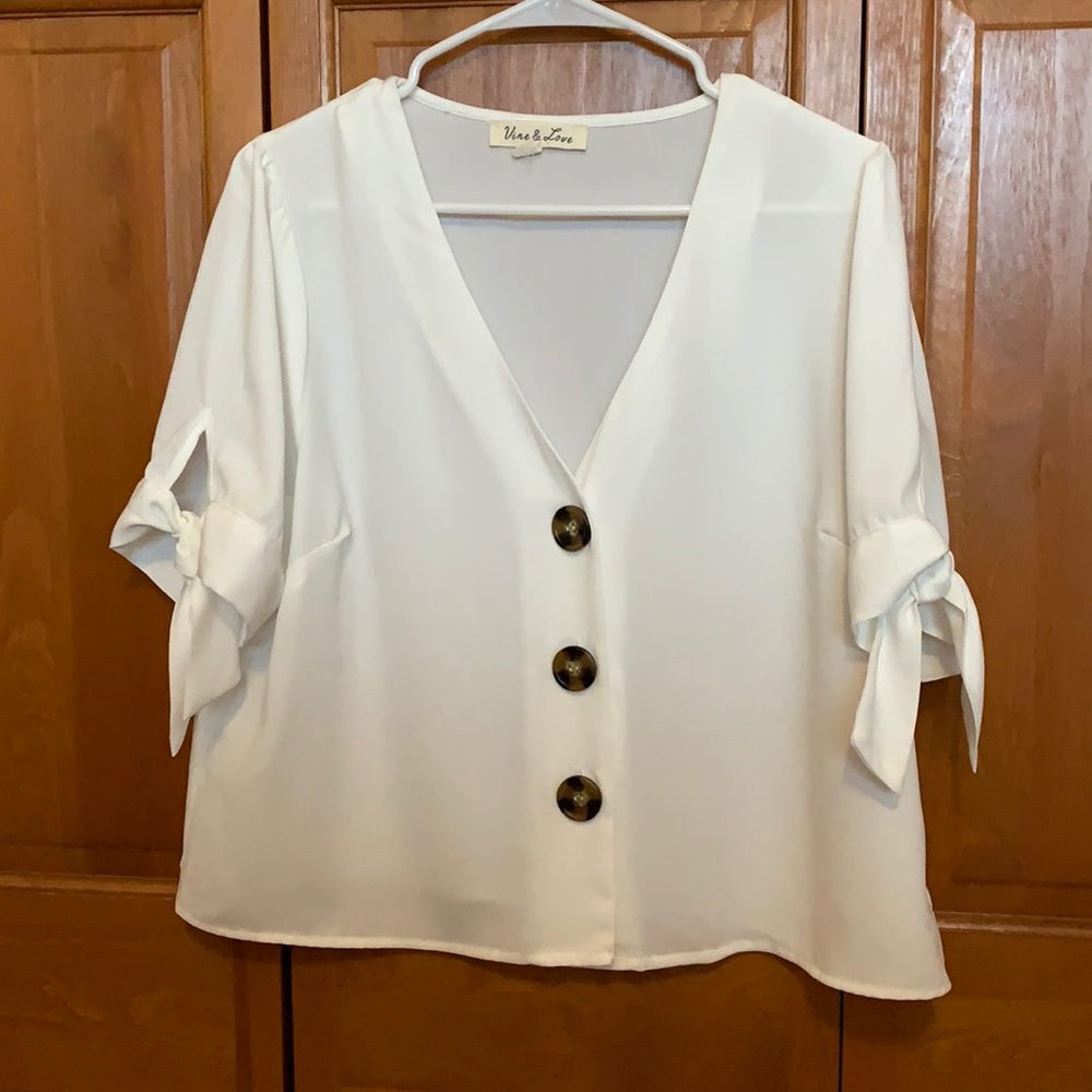 Vine & Love White Buttoned Blouse